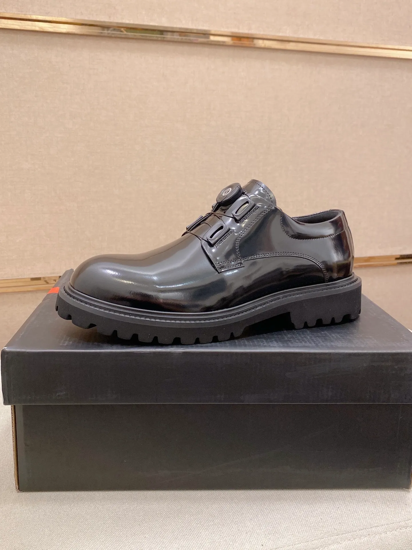 Factory price 640💰 🍁🍁High version High-quality new PRADA (Prada) counters are launched simultaneously, new men's shoes, 😘fabrics are selected from imported lacquered first-layer cowhide, and imported cowhide lining. 👍🏿 High-end ☄️ air-cushion molded anti-slip rubber outsole, exquisite lines, simple and elegant, comfortable and high-end for leisure travel. Code number: 38 to 45